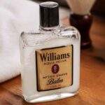 Butelka balsamu po goleniu Williams Aqua Velva na drewnianej łazienkowej półce