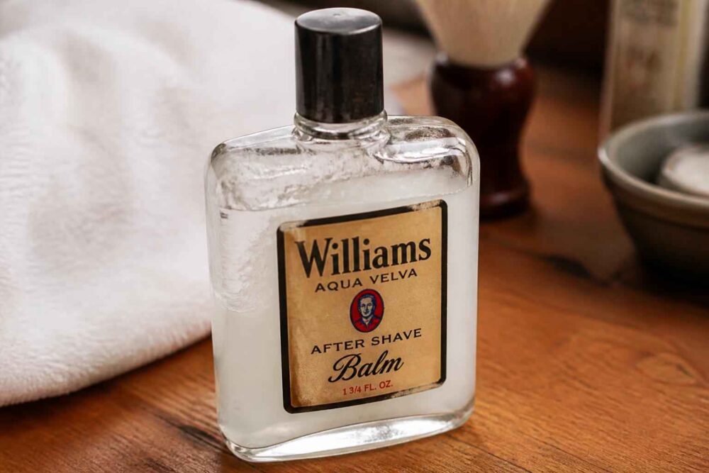 Butelka balsamu po goleniu Williams Aqua Velva na drewnianej łazienkowej półce